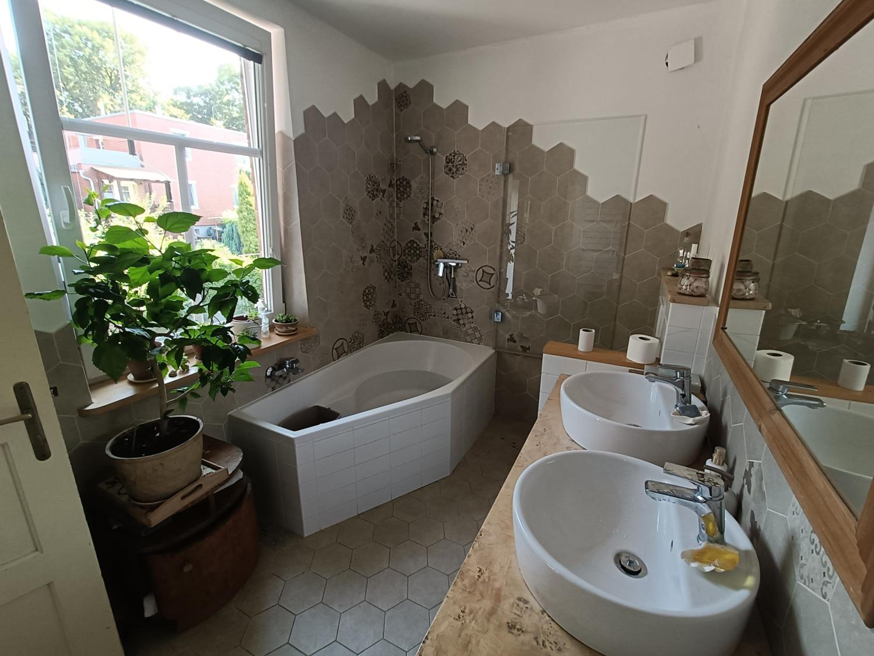 EN Homestay with private top floor, 3 bedrooms, bathroom, kitchenette, host stays downstairs with a cat and 2 small dogs --- CS Soukromé horní patro, 3 lož