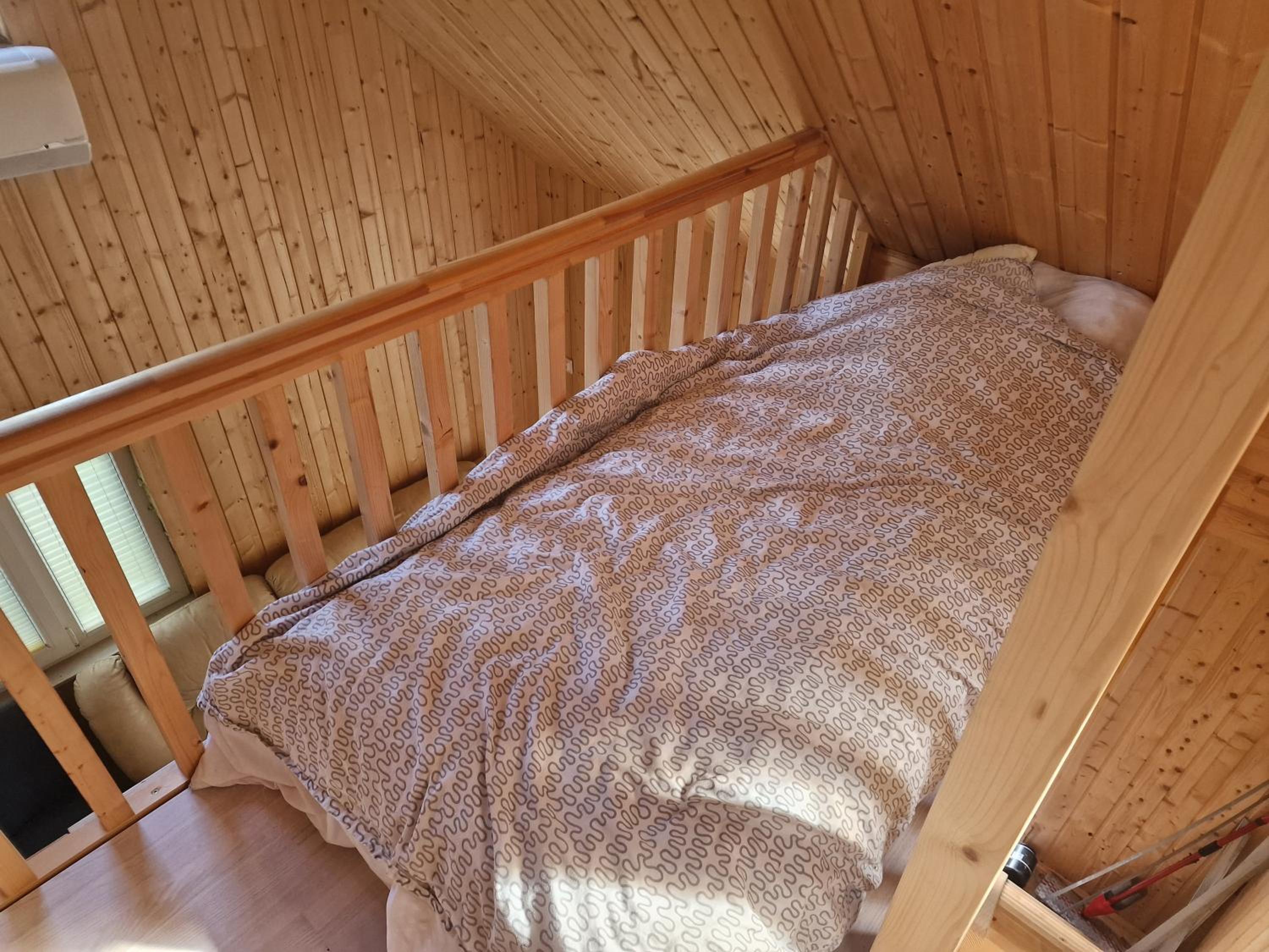 Hubane saunamaja sisehoovis