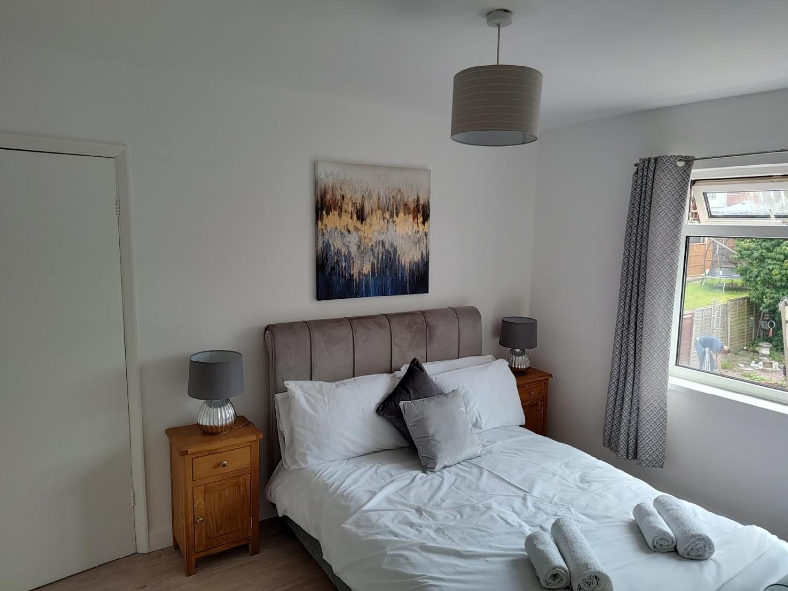 Wavertree Drive 3 bed contractor home in Leicester view 2