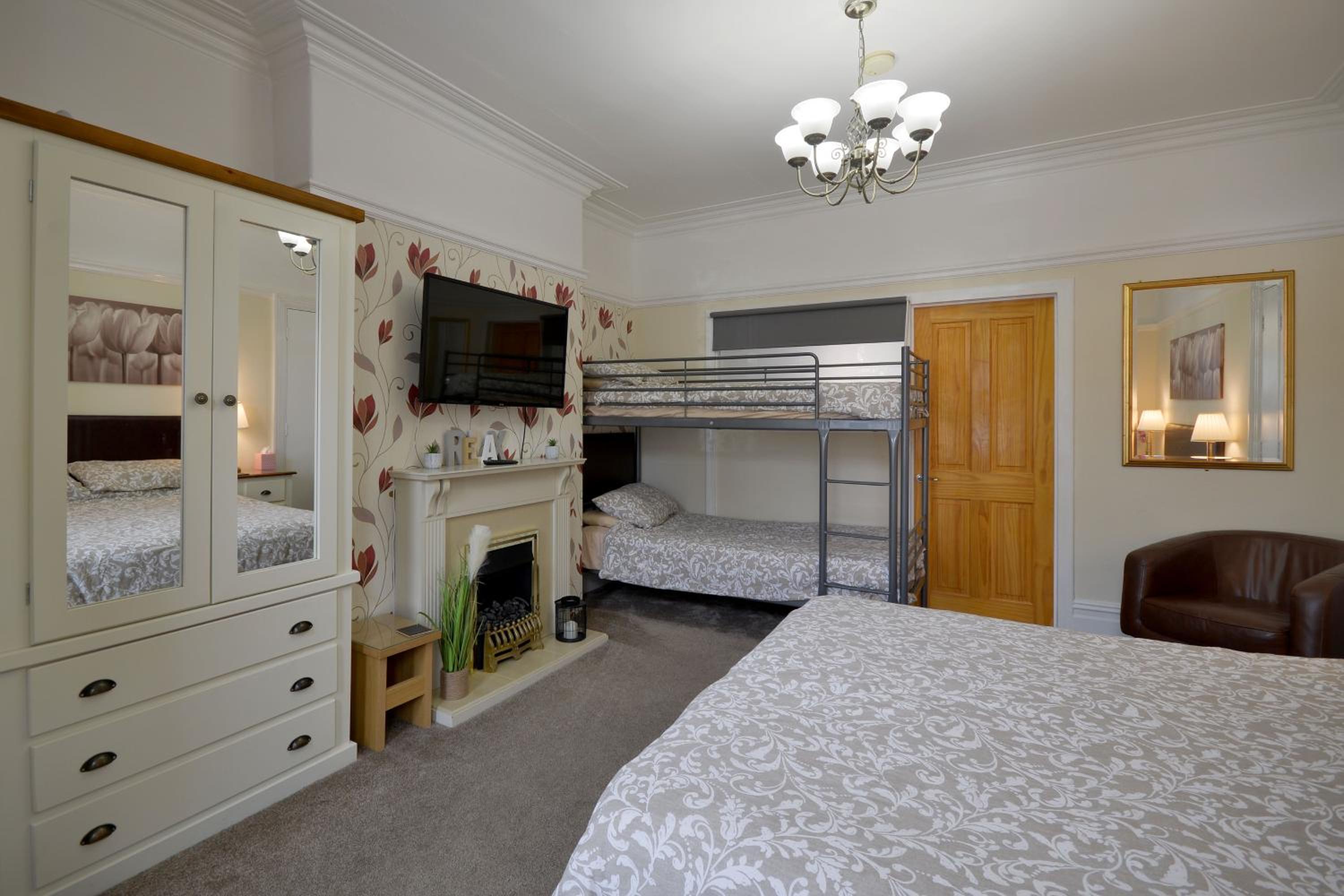 Brightwater Modern Ground Floor, 2 bedroom Apartment, with games, chill out room