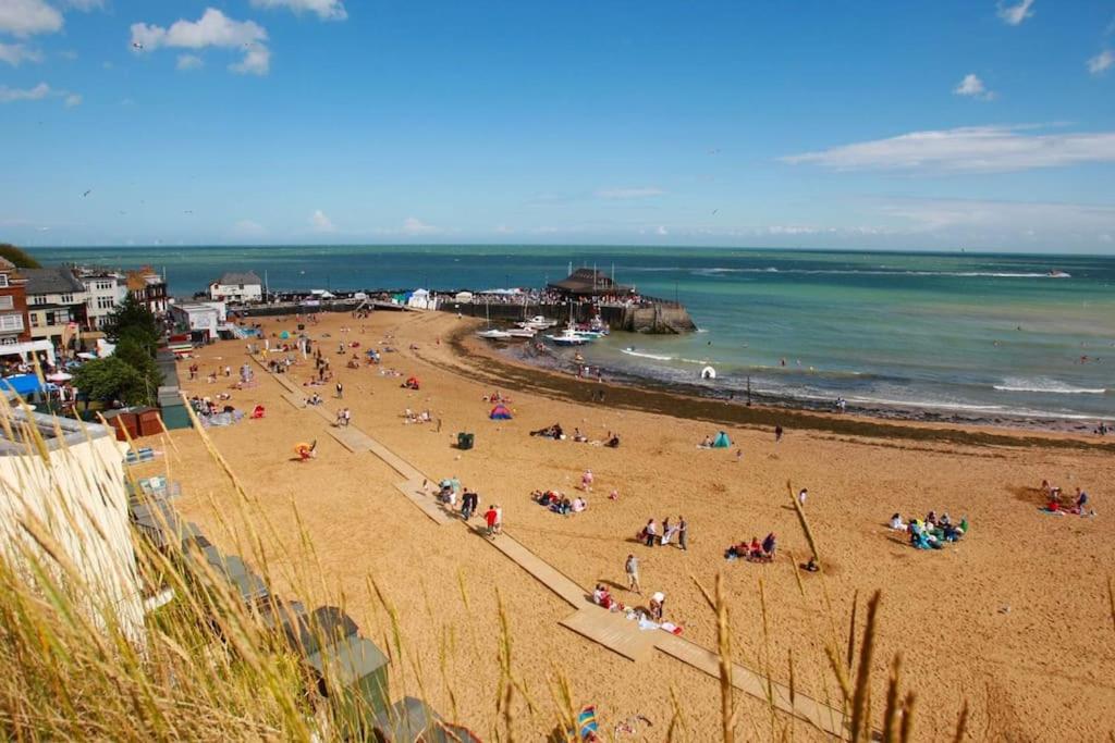 Sunshine Villa Broadstairs sleeps 8 close to beach view 2