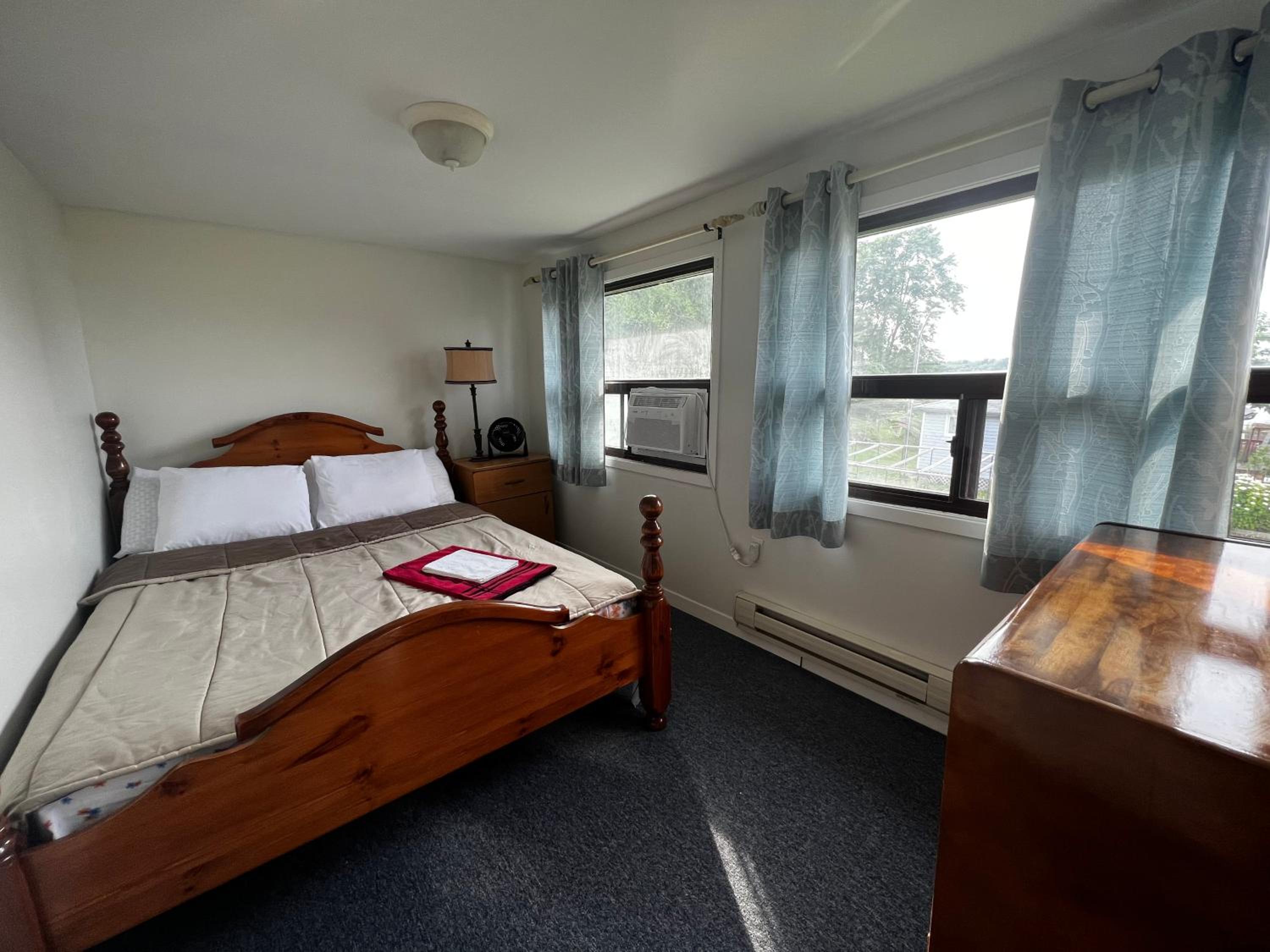 5 Bedrooms Cottage at Rice Lake!