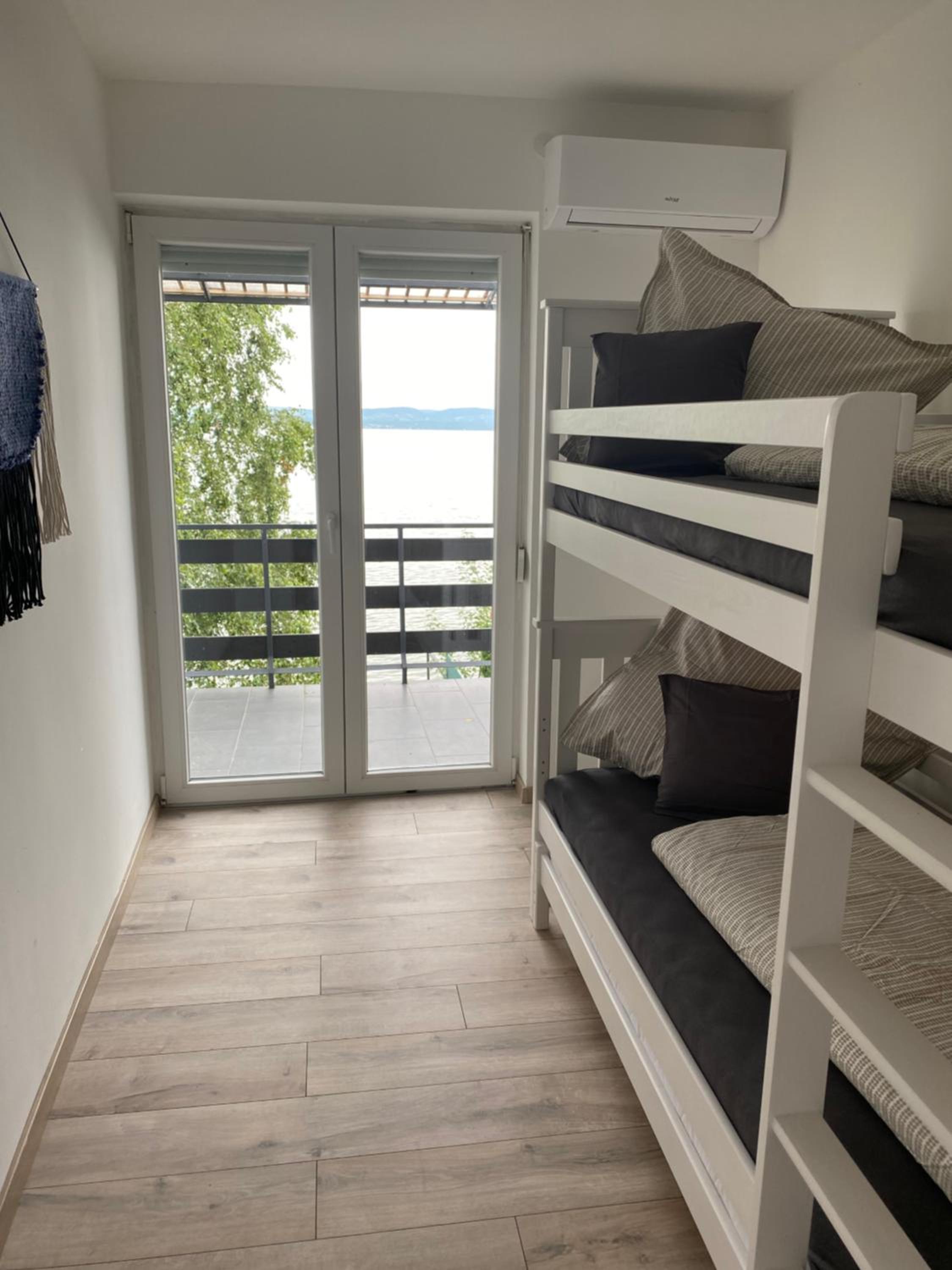 Lakeside Home Apartman view 5