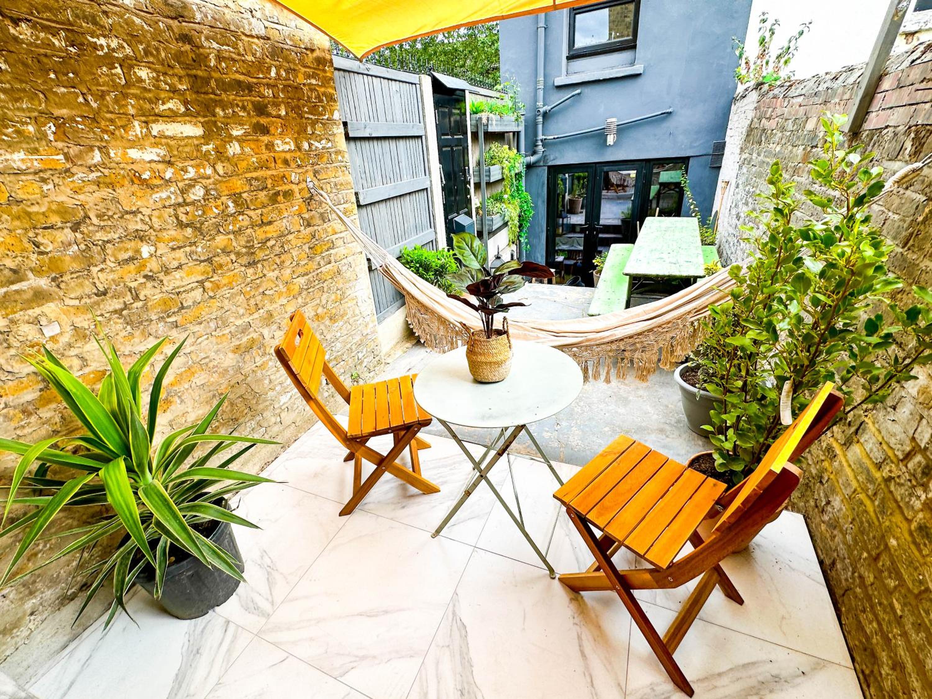 Modern flat with KING bed, garden & outdoor dining