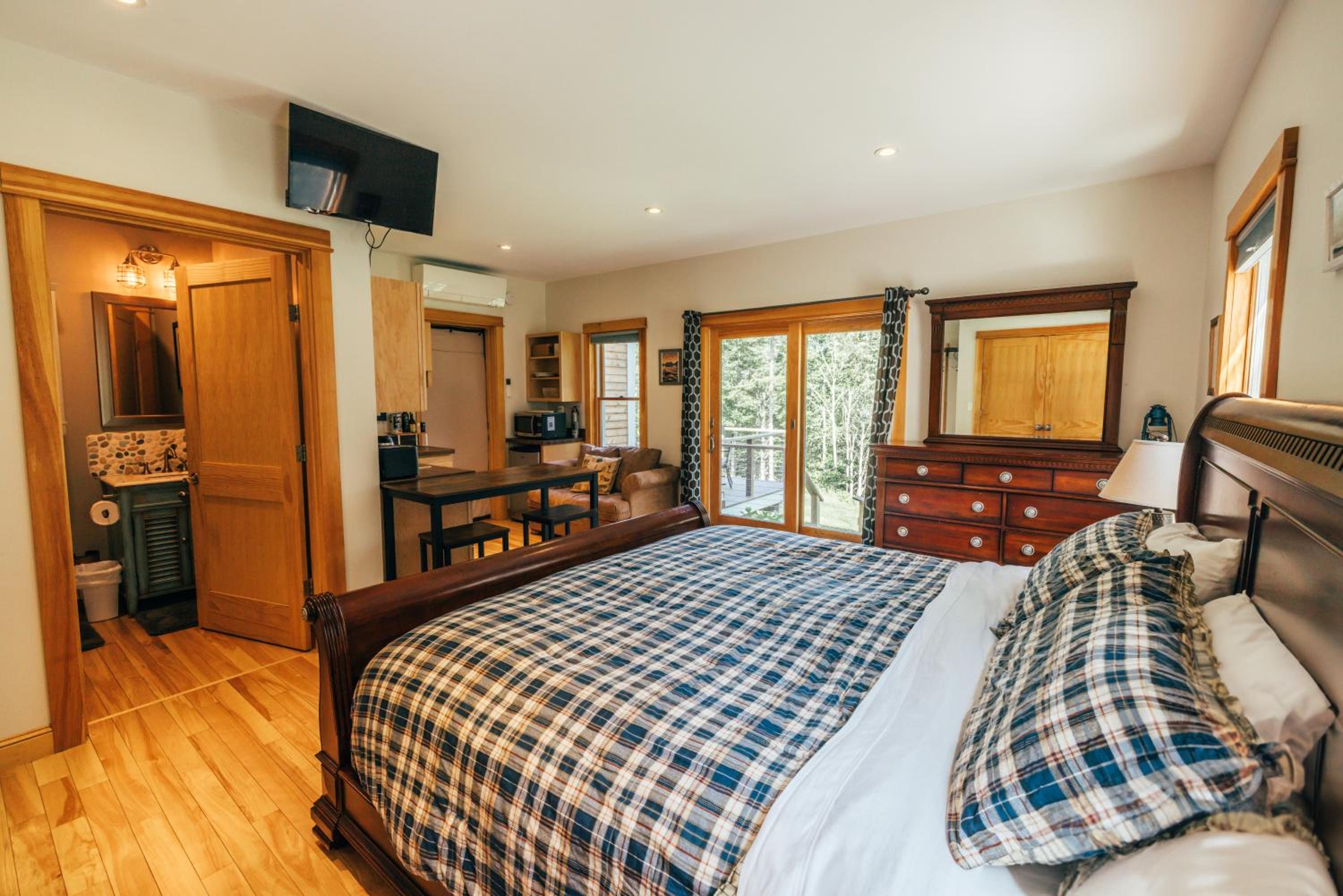 Waterfront Private Apartment, 5 minutes from LLBean! view 5