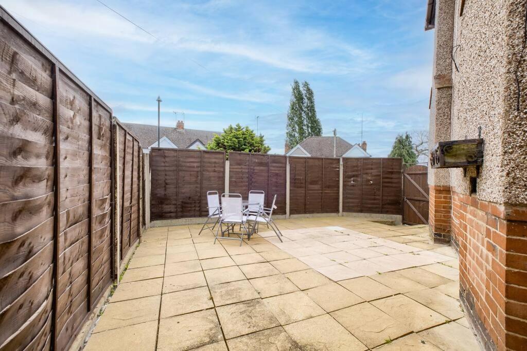 LOW RATE - Coventry for 3 BedRoom House with Garden, FREE Netflix and Unlimited Wi-fi - Driveway Parking - AGC view 2