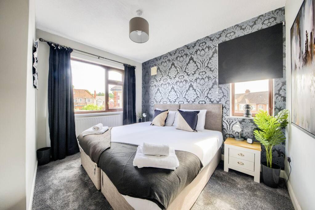 LOW RATE - Coventry for 3 BedRoom House with Garden, FREE Netflix and Unlimited Wi-fi - Driveway Parking - AGC view 3