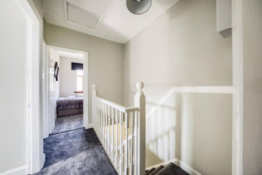 LOW RATE - Coventry for 3 BedRoom House with Garden, FREE Netflix and Unlimited Wi-fi - Driveway Parking - AGC view 5