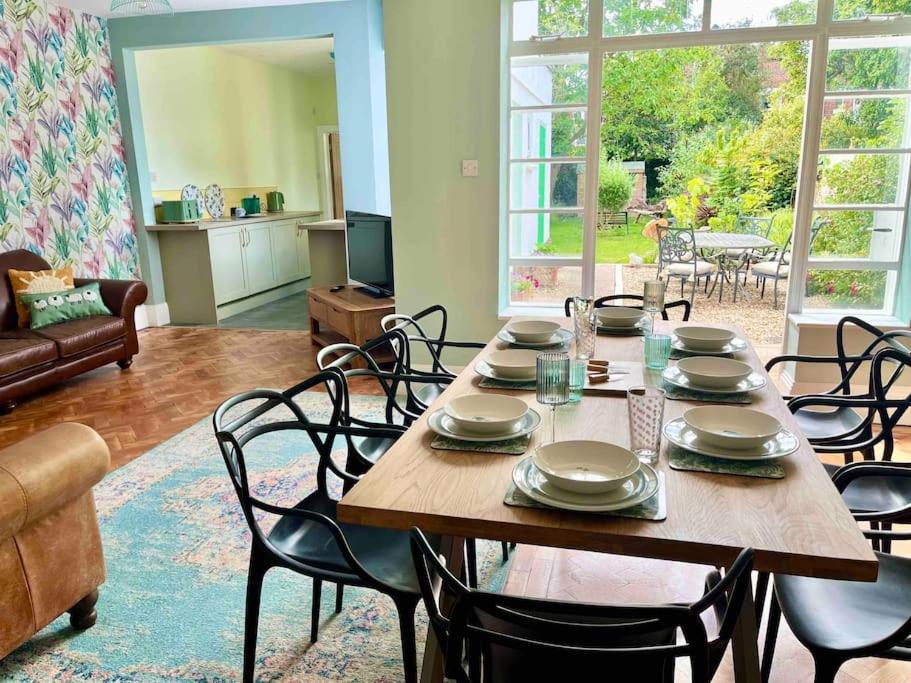 Spacious Semi-detached Southsea House, Free Parking On Drive view 3