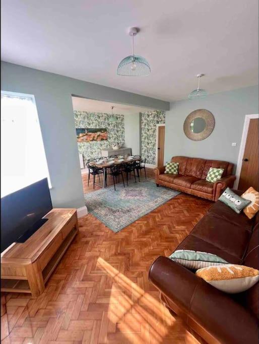 Spacious Semi-detached Southsea House, Free Parking On Drive view 4