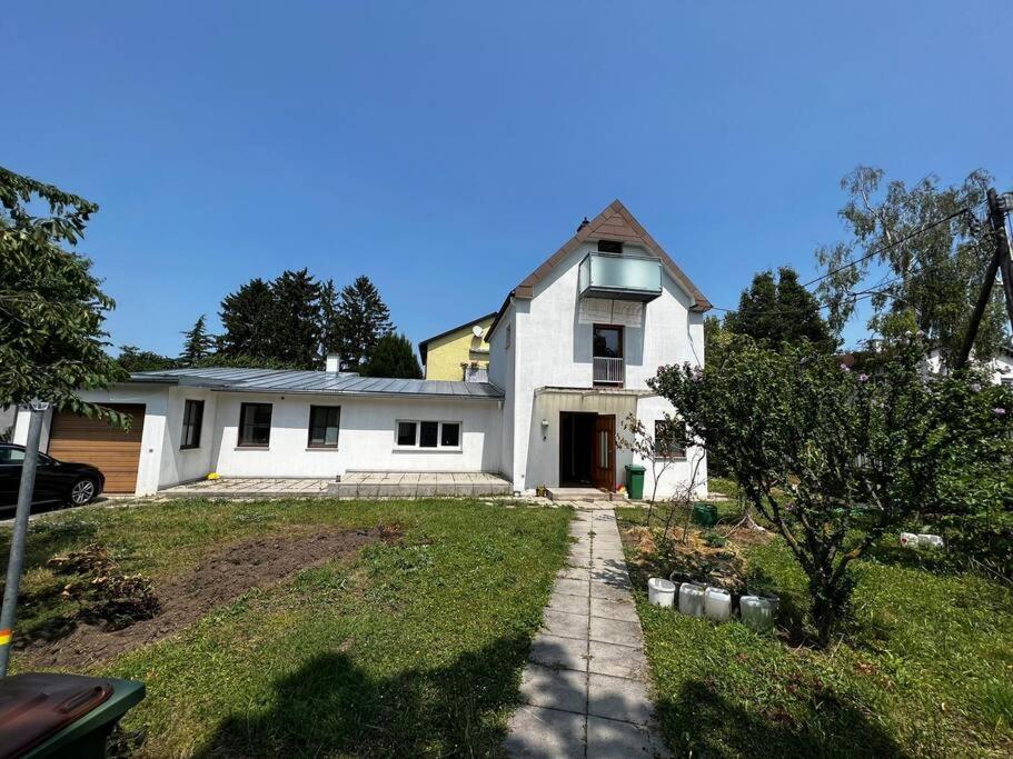 Central-Vintage Villa with free Parking and 5min walk to Metro