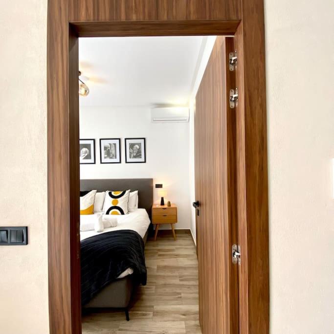 2 bed apartment with Rooftop pool & gym downtown marrakech view 3