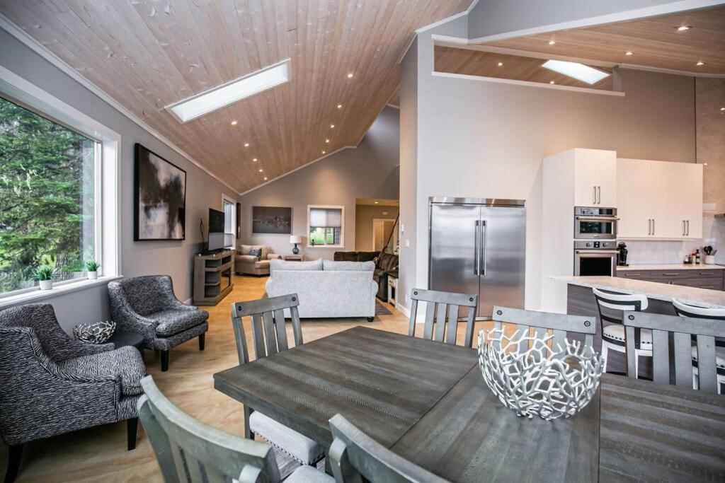 Sooke Waterfront Retreat Hot Tub & Dock Access