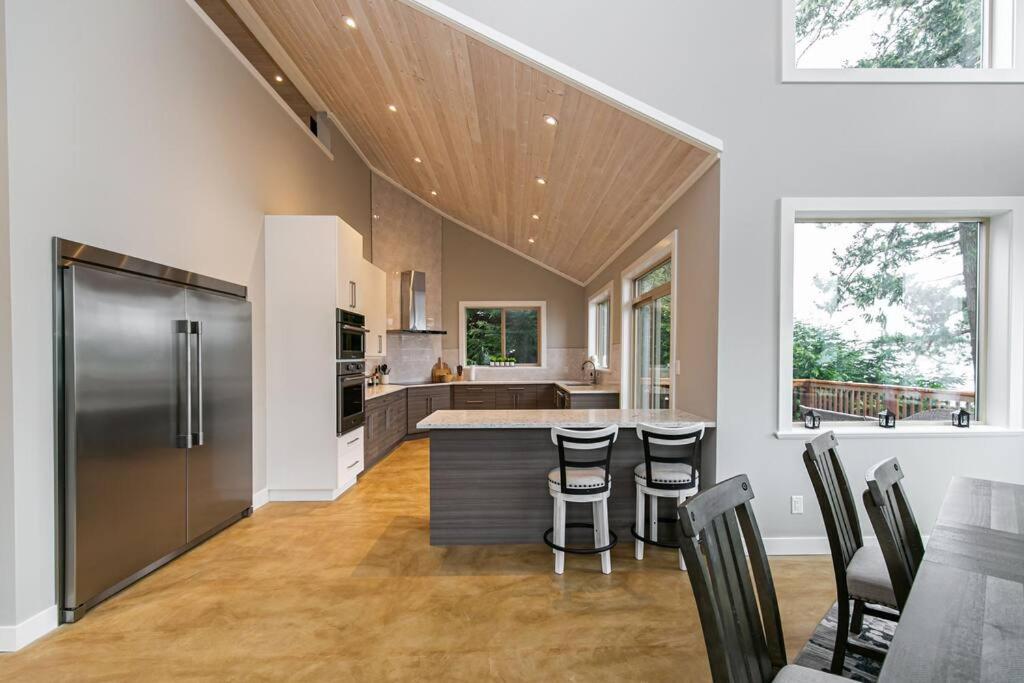 Sooke Vacations - Water Front Home with Private Dock and Hottub - Property Image 2