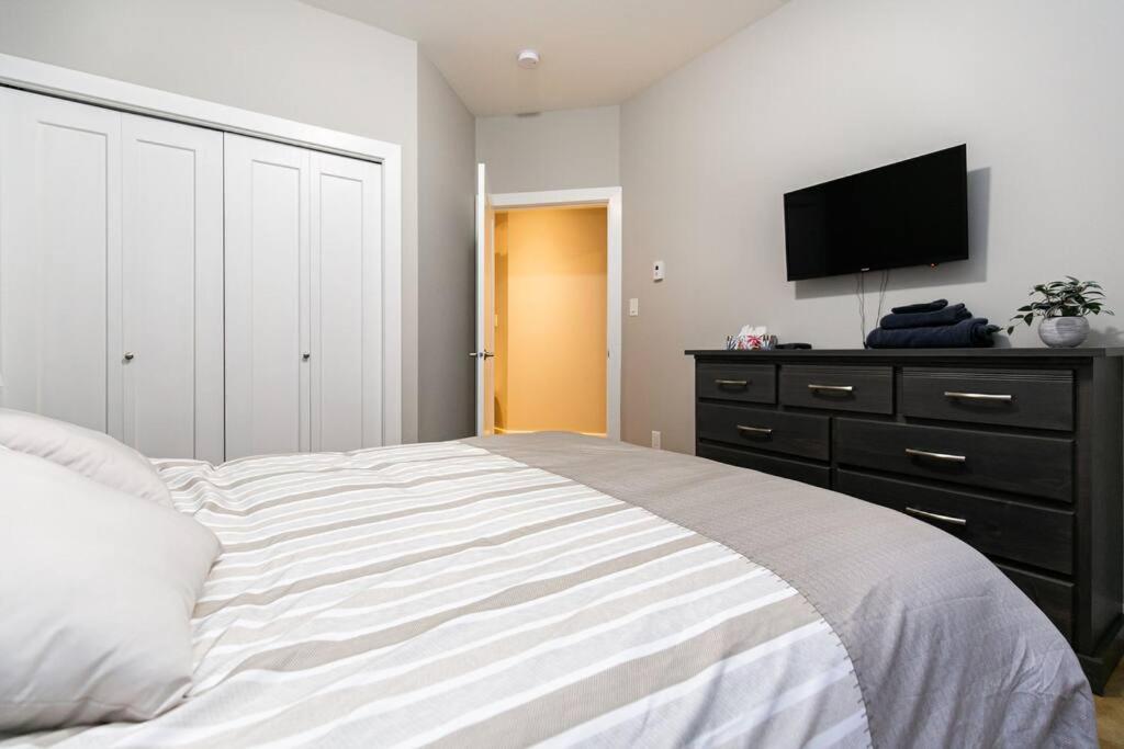 Sooke Vacations - Water Front Home with Private Dock and Hottub - Property Image 3