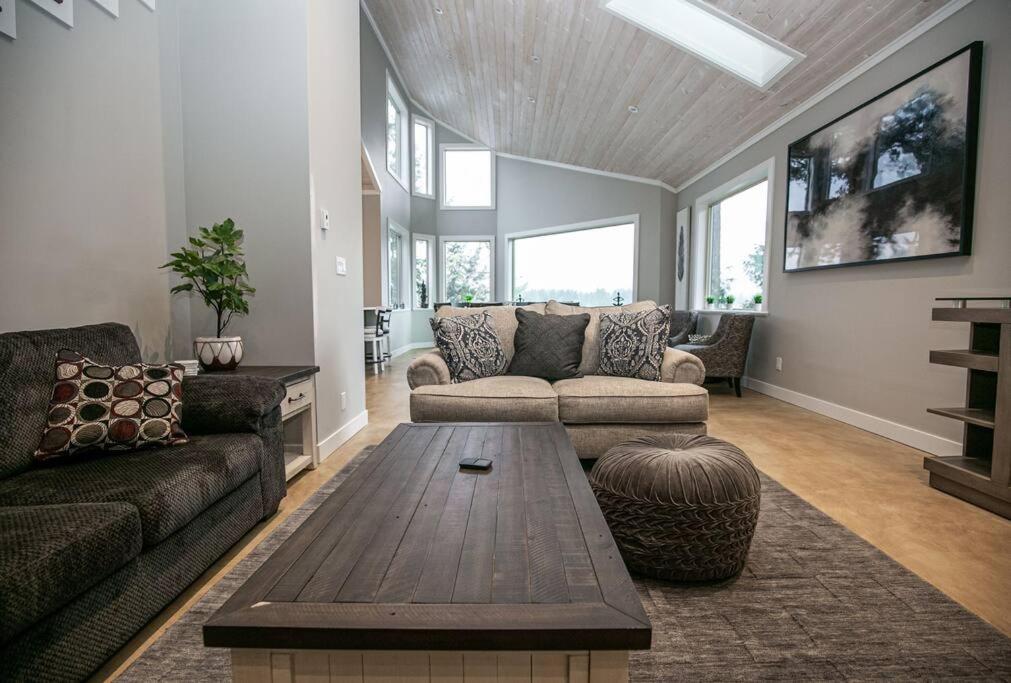 Sooke Vacations - Water Front Home with Private Dock and Hottub - Property Image 5