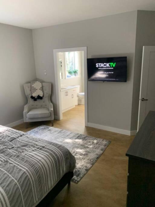 Sooke Waterfront Retreat Hot Tub & Dock Access