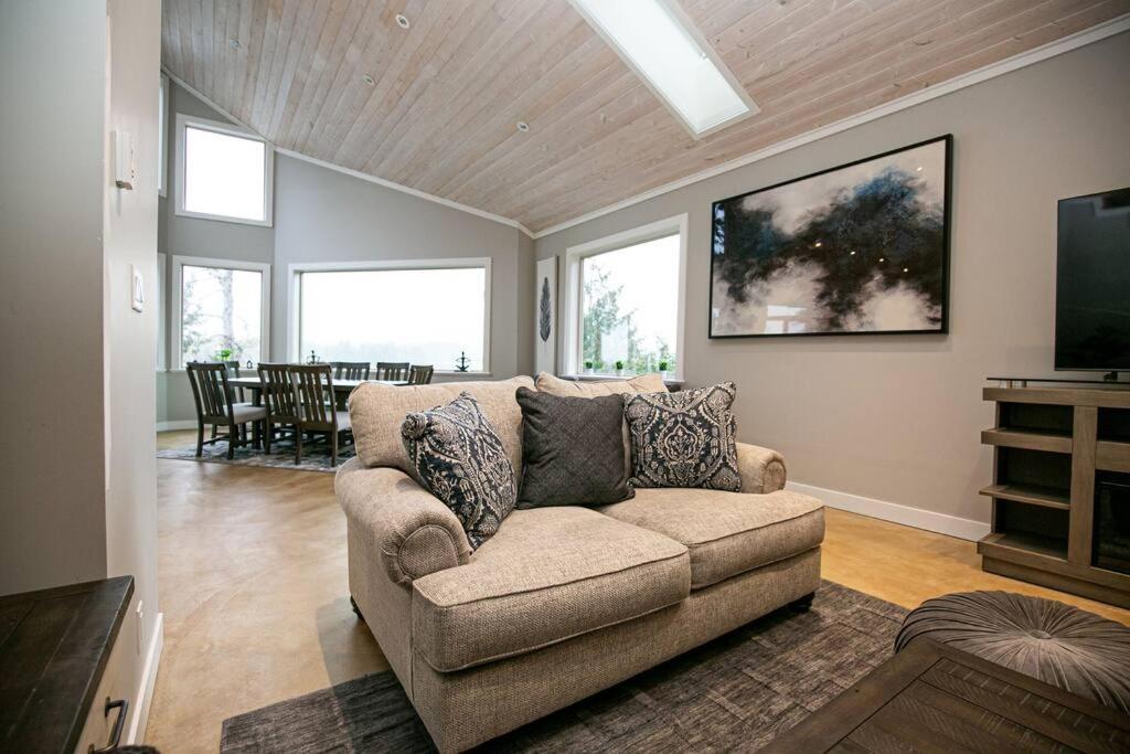 Sooke Waterfront Retreat Hot Tub & Dock Access