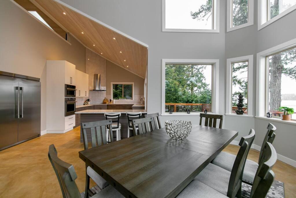 Sooke Waterfront Retreat Hot Tub & Dock Access