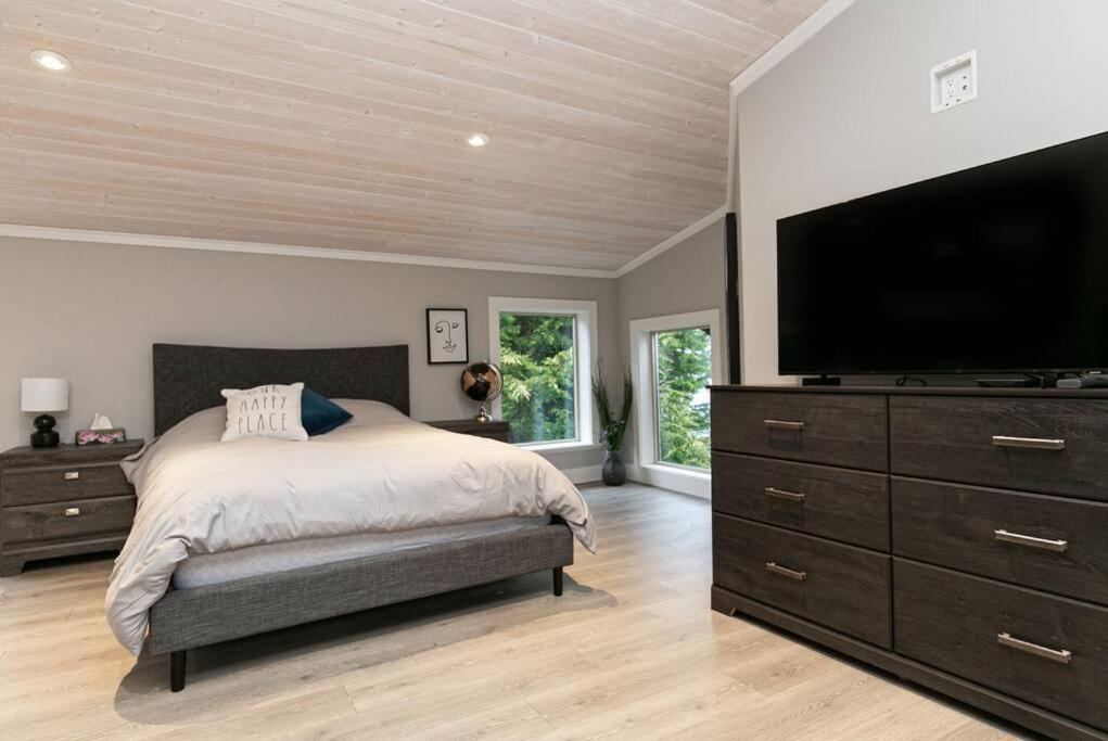 Sooke Vacations - Water Front Home with Private Dock and Hottub - Property Image 12