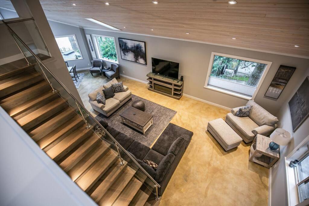 Sooke Vacations - Water Front Home with Private Dock and Hottub - Property Image 3