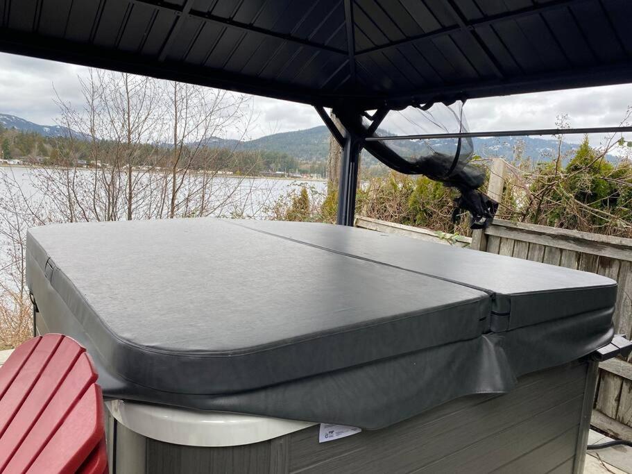 Sooke Waterfront Retreat Hot Tub & Dock Access