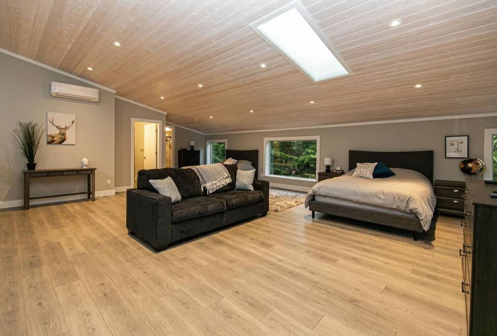 Sooke Vacations - Water Front Home with Private Dock and Hottub - Property Image 5