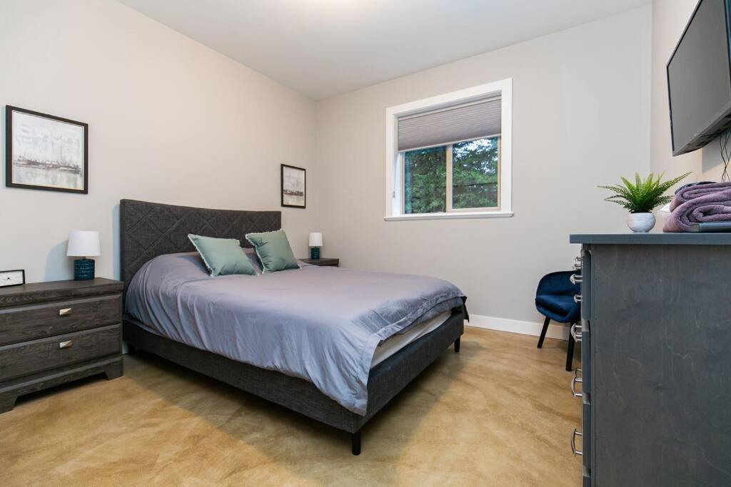 Sooke Vacations - Water Front Home with Private Dock and Hottub - Property Image 7
