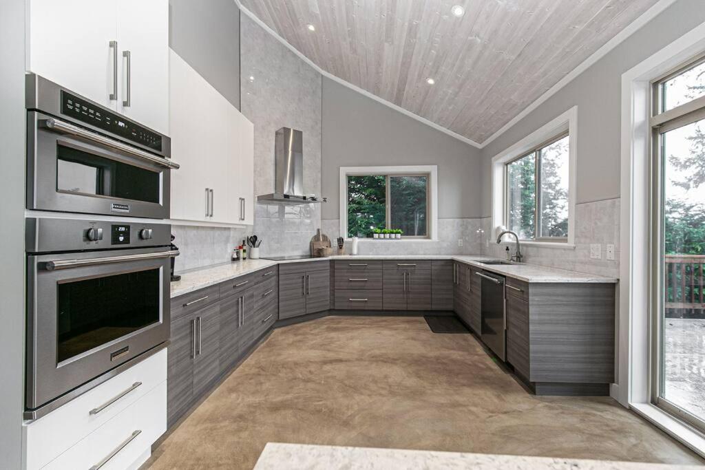 Sooke Vacations - Water Front Home with Private Dock and Hottub - Property Image 8