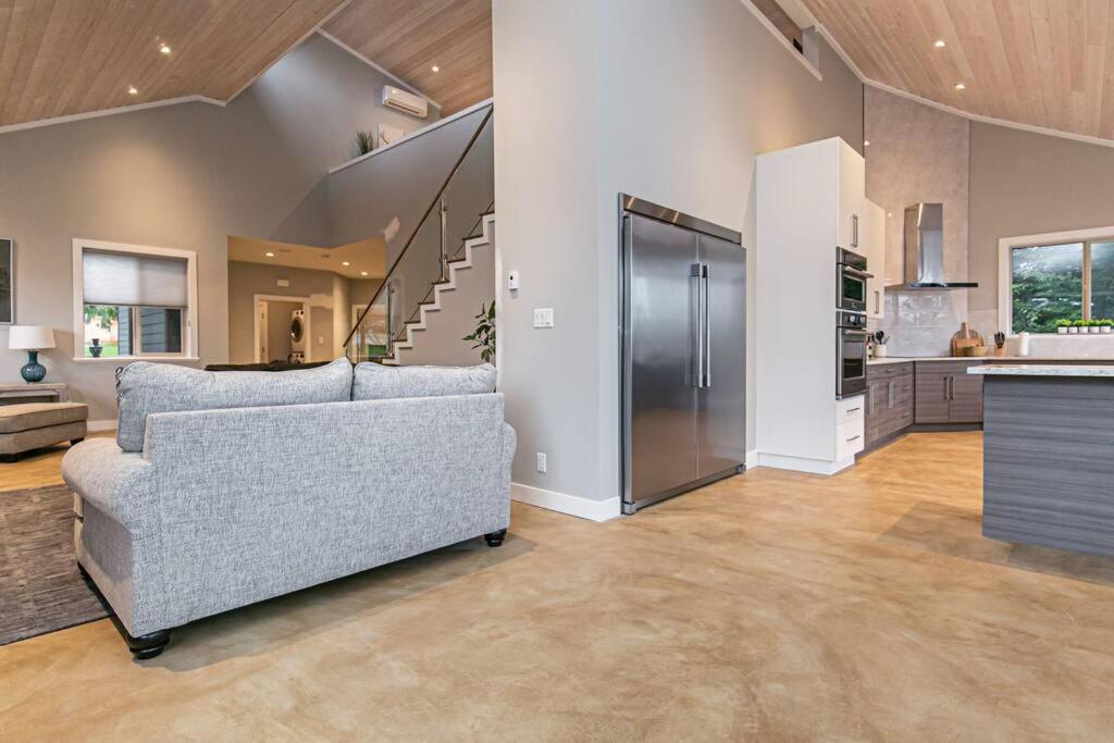 Sooke Vacations - Water Front Home with Private Dock and Hottub - Property Image 9