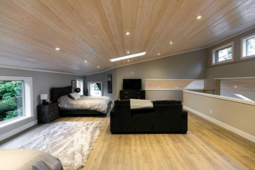 Sooke Vacations - Water Front Home with Private Dock and Hottub - Property Image 1