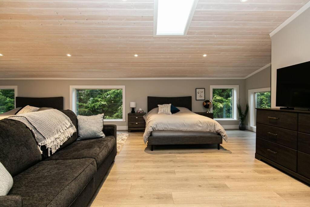 Sooke Waterfront Retreat Hot Tub & Dock Access