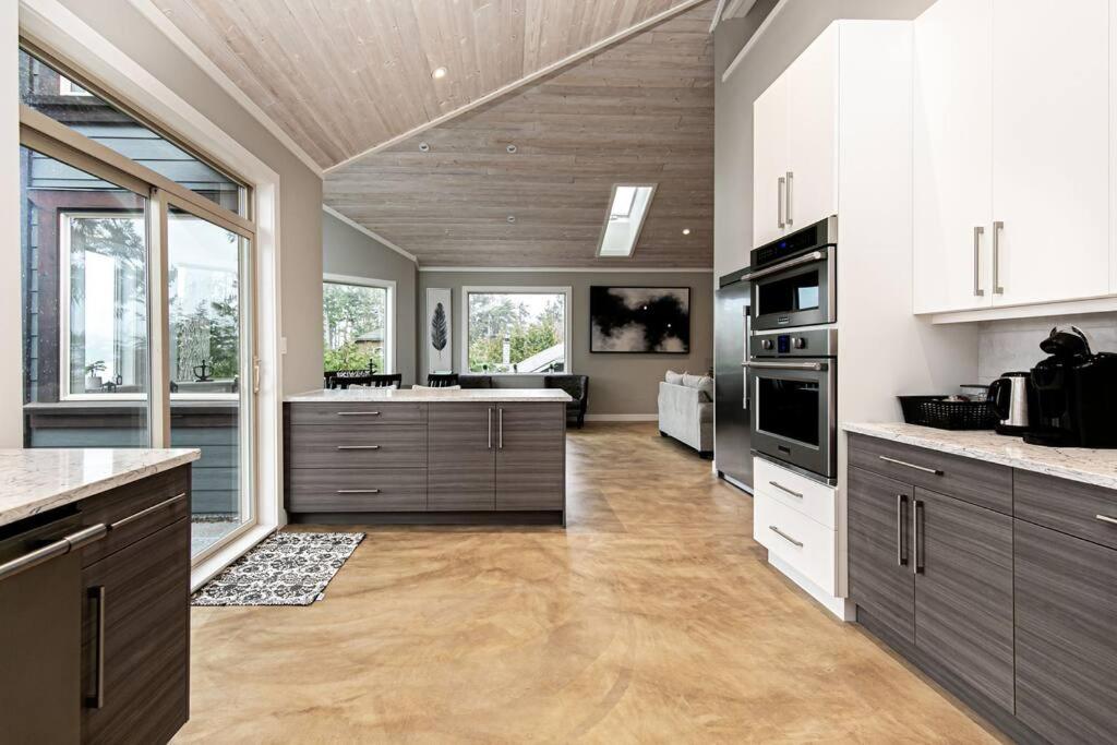 Sooke Waterfront Retreat Hot Tub & Dock Access