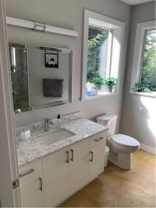 Sooke Waterfront Retreat Hot Tub & Dock Access