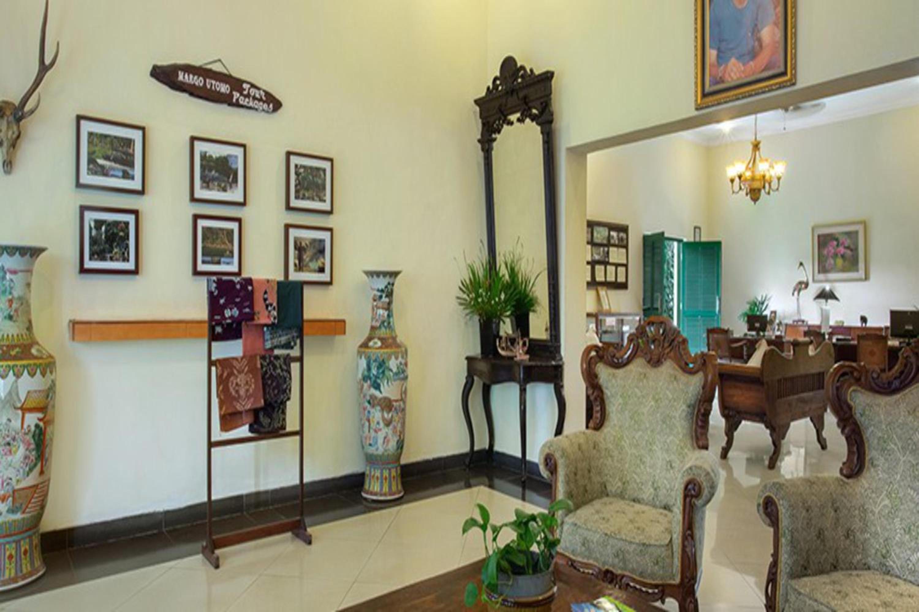 Lobby & Reception