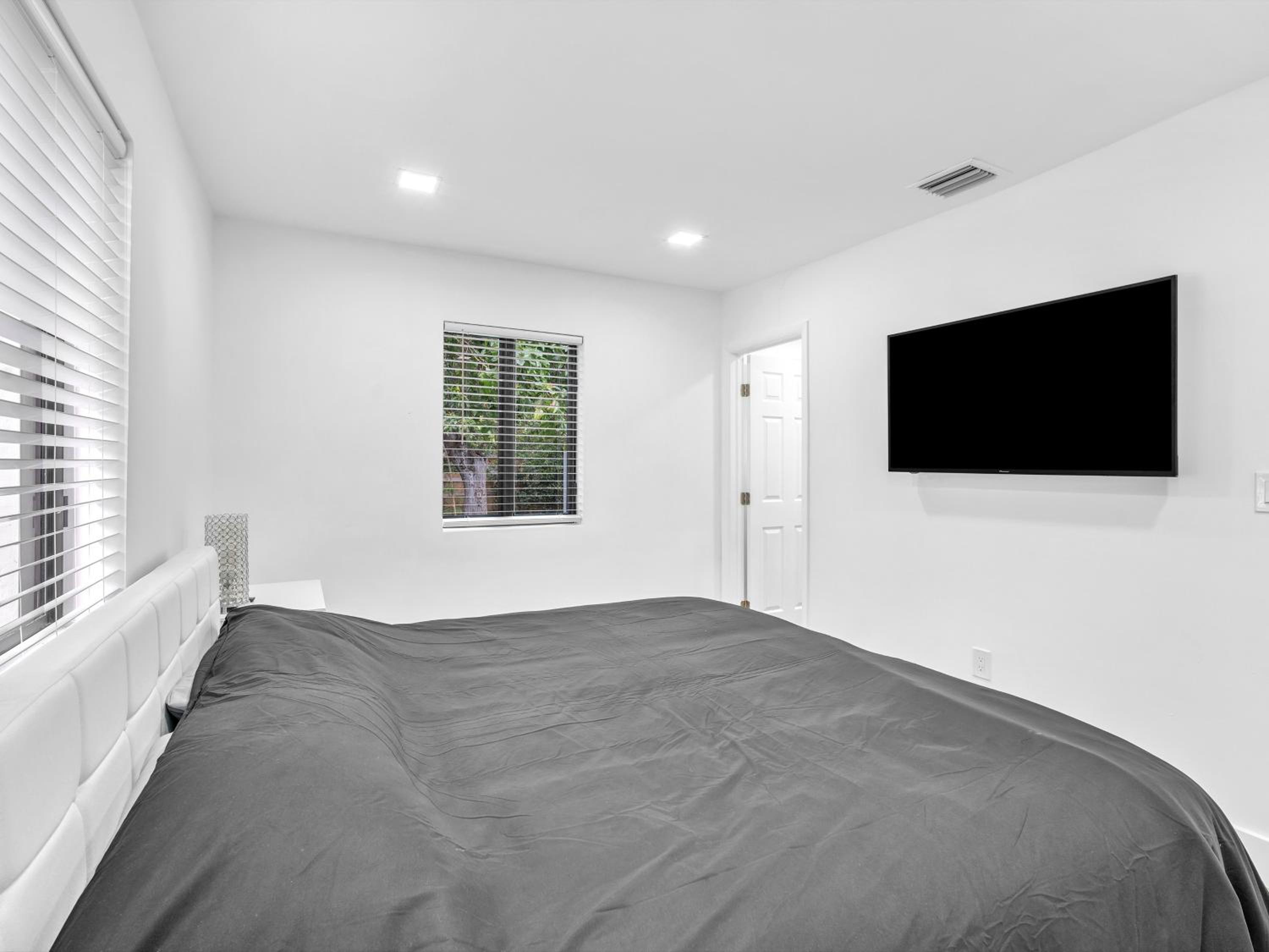 Upscale 3 Bedroom House in Centric Location - in Miami Shores