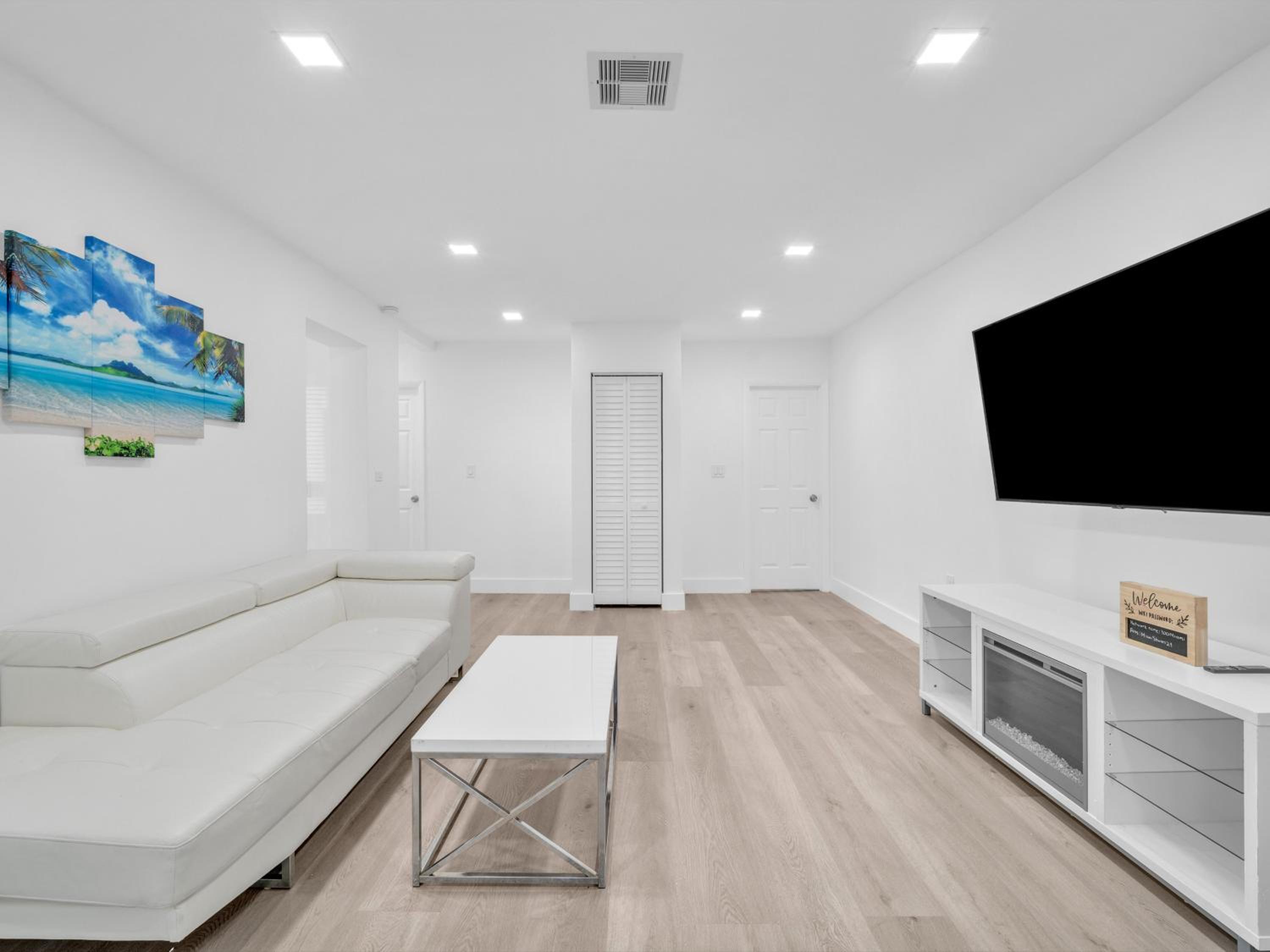 Upscale 3 Bedroom House in Centric Location - in Miami Shores