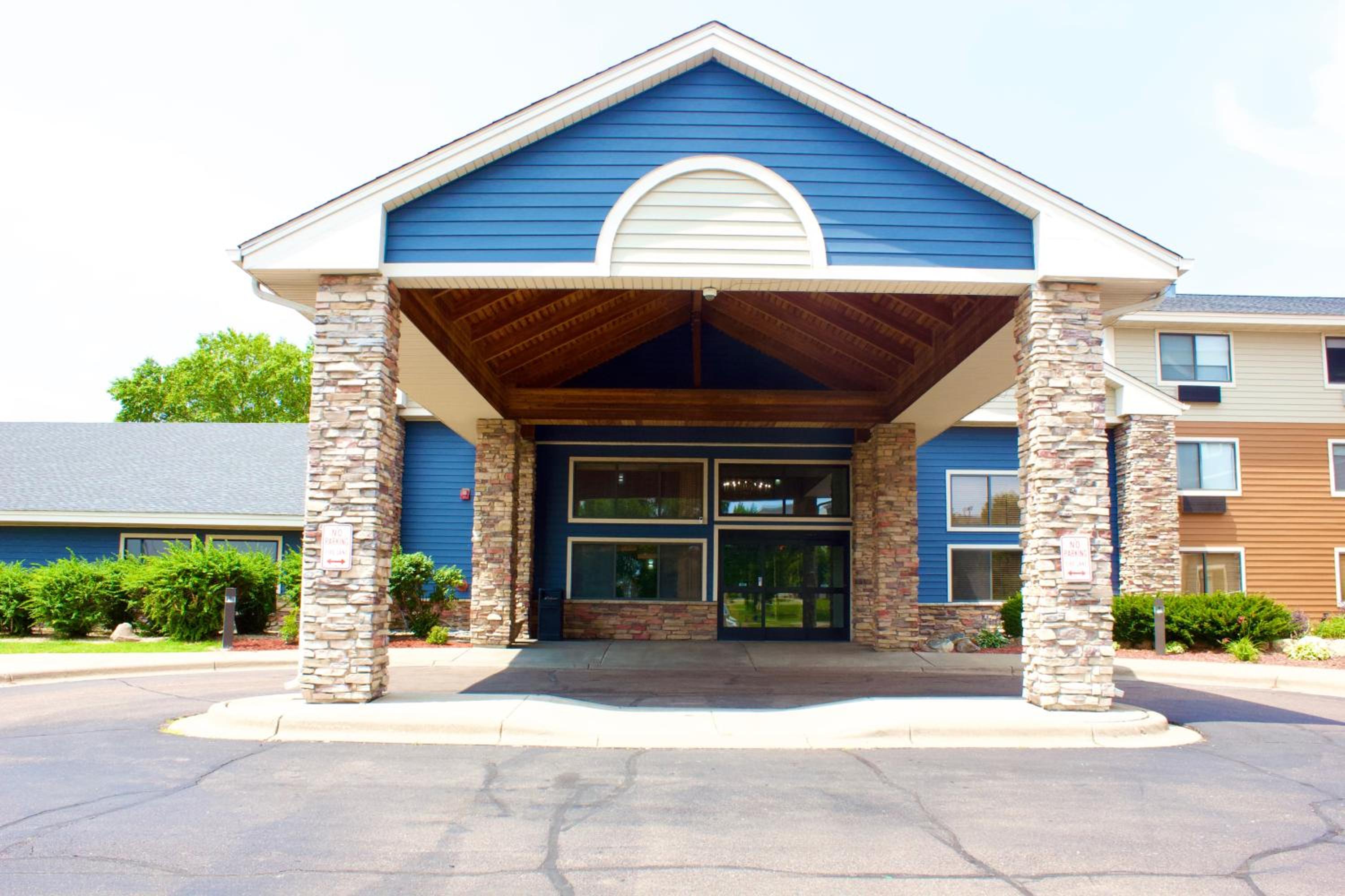 AmericInn by Wyndham Shakopee Near Canterbury Park - Property Image 9