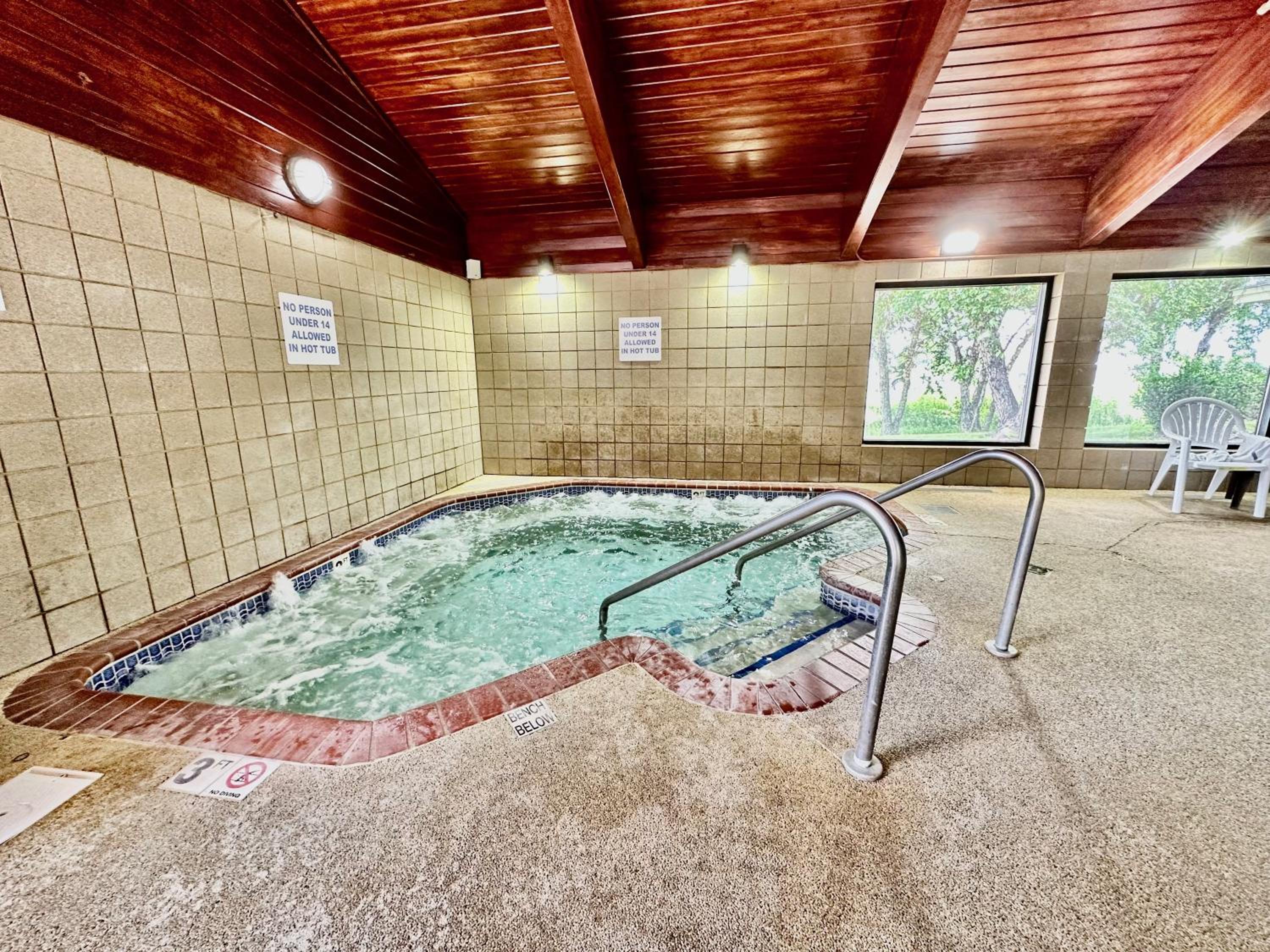 AmericInn by Wyndham Shakopee Near Canterbury Park - Property Image 1