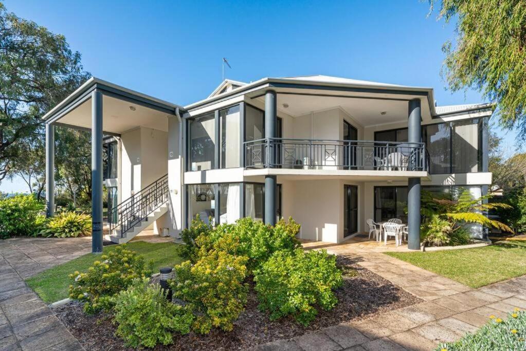 Hotel Eleven - Oceanside Retreat Busselton - Image 1