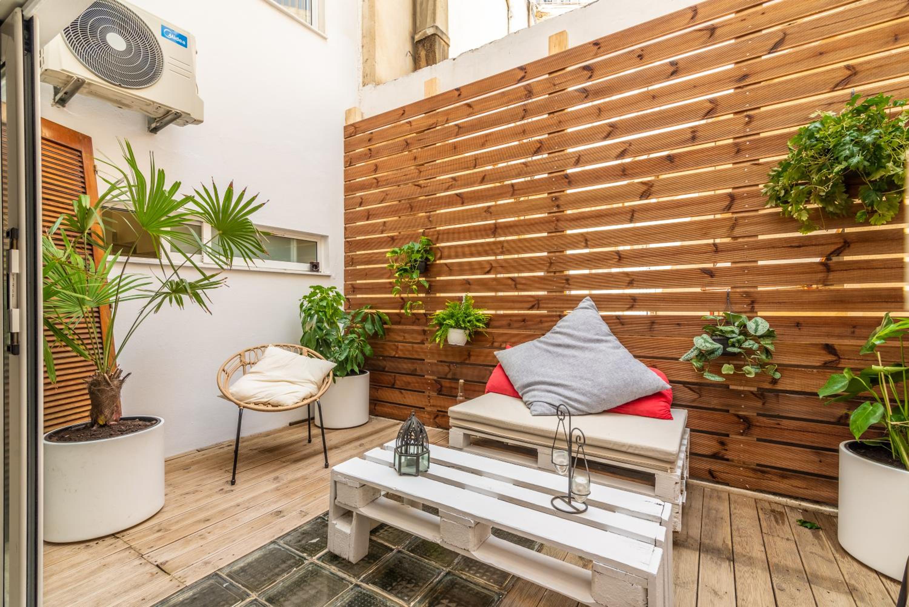 Loft Style Central Studio Large Terrace 100Mbps view 4
