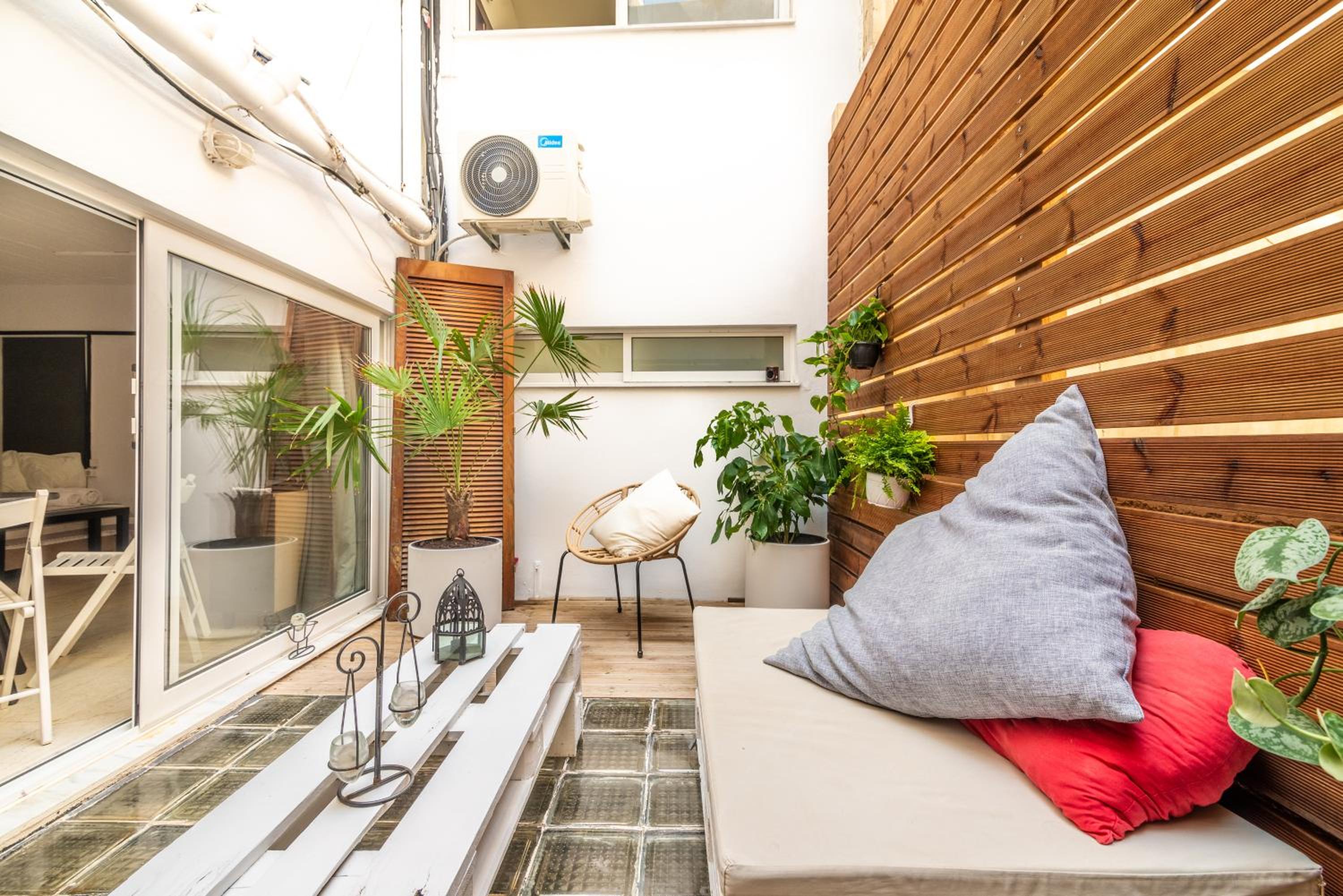 Loft Style Central Studio Large Terrace 100Mbps view 5
