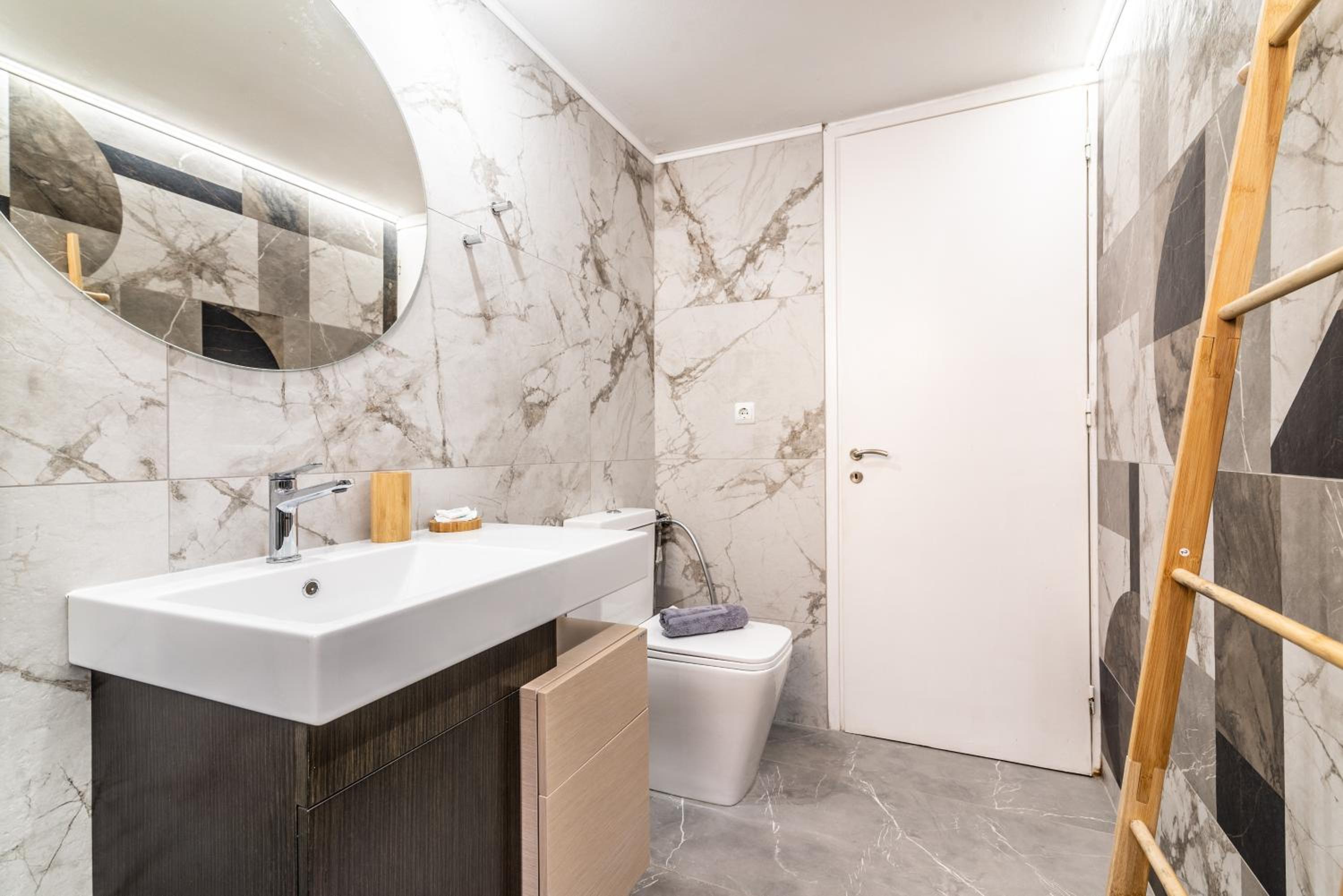 Evangeline City Center Apartment AC/WiFi photo 5