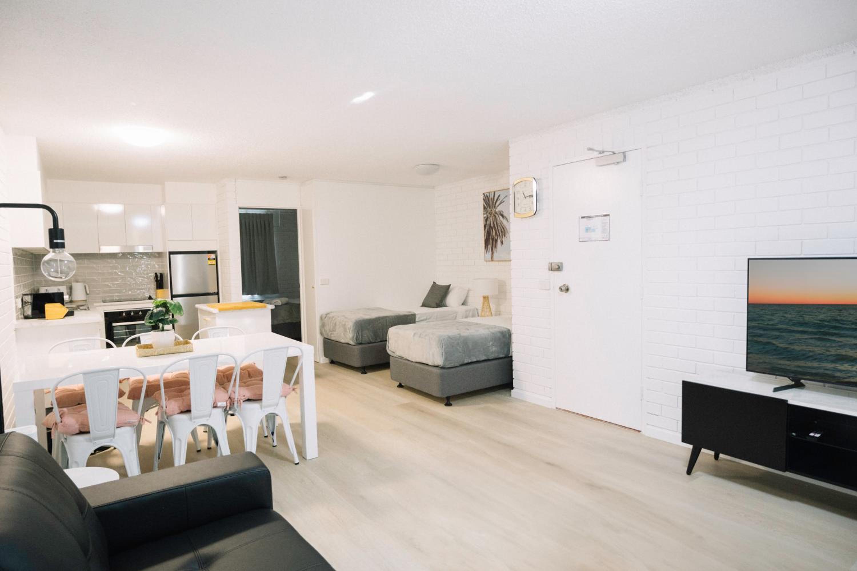 Surfers Paradise- meters from the beach!