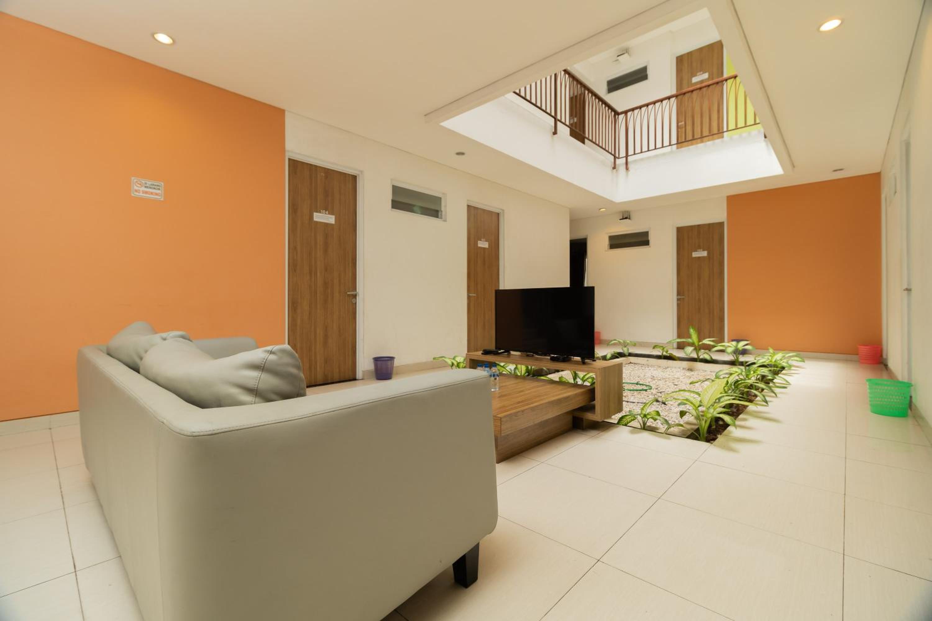 RedDoorz Syariah near Prasetya Mulya Cilandak campus view 5