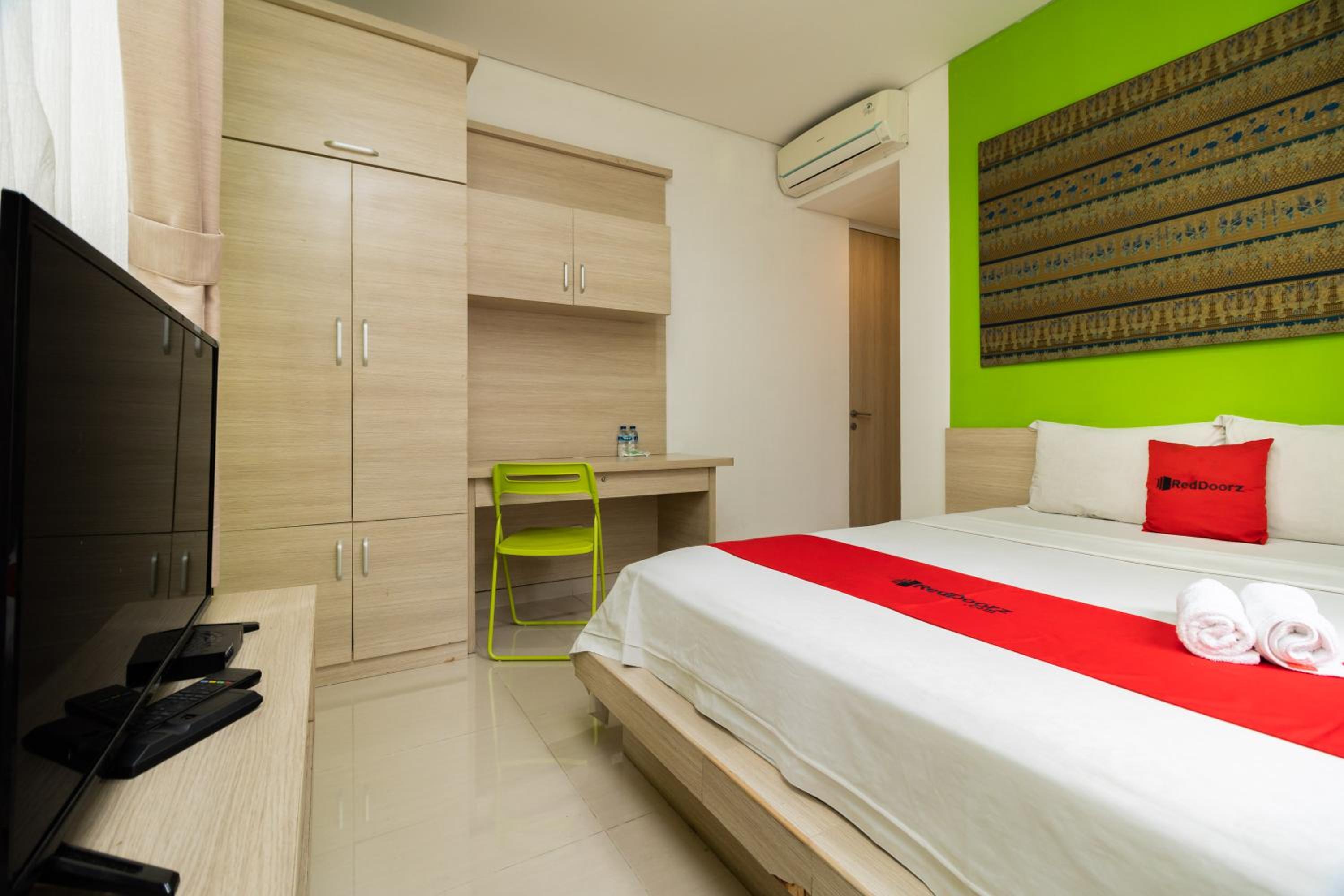 RedDoorz Syariah near Prasetya Mulya Cilandak campus view 2