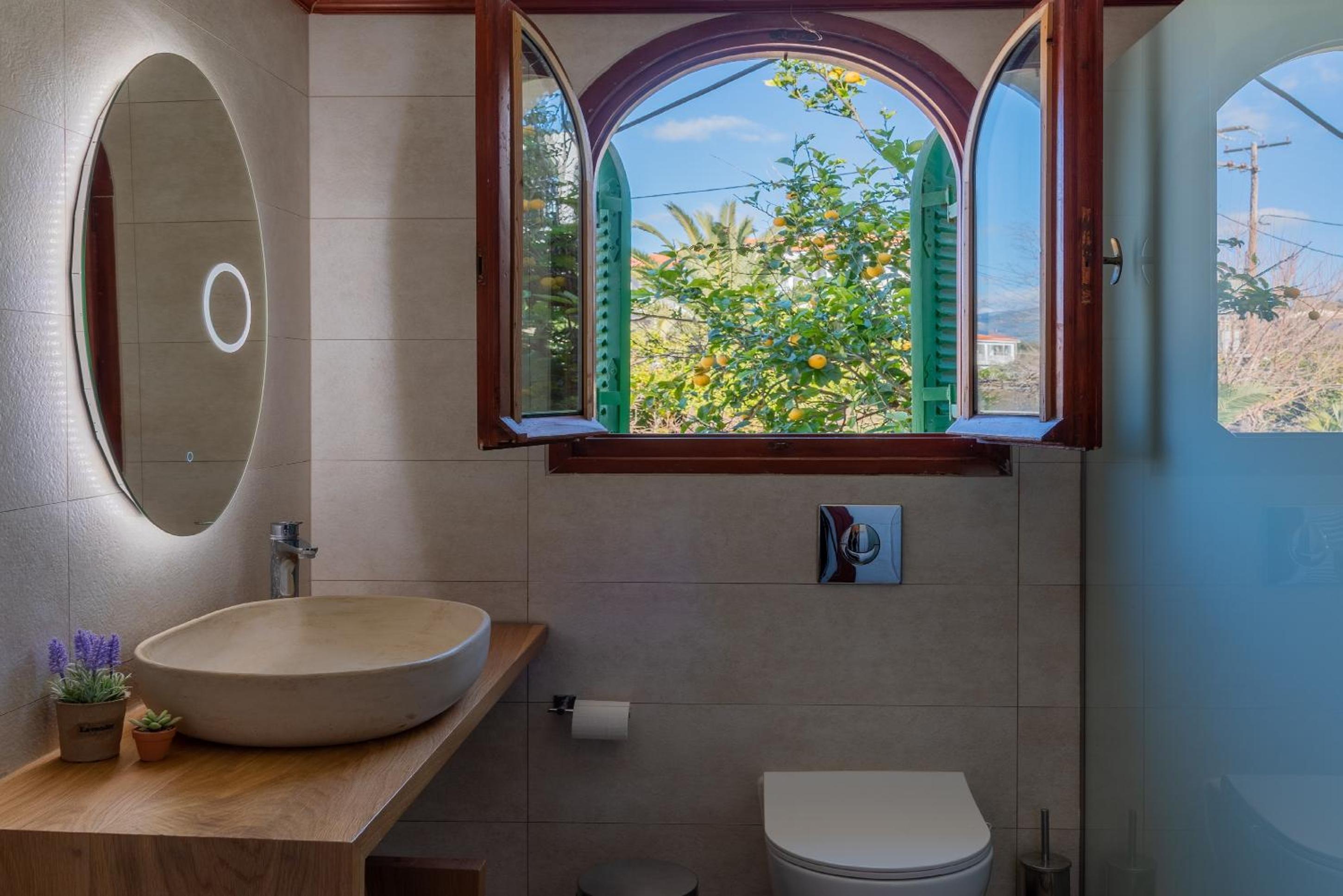 Amor Villa en Laganas — bathroom