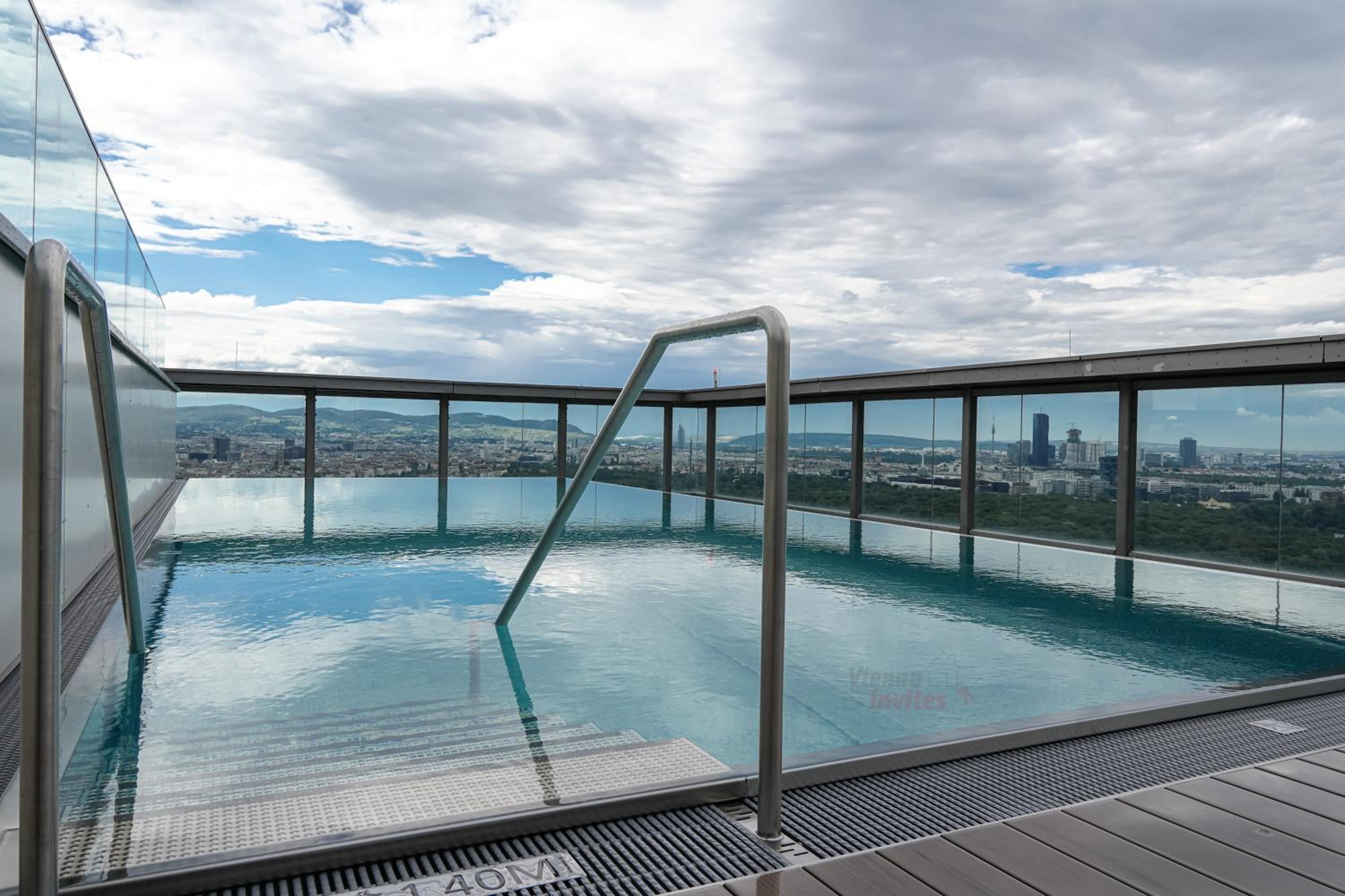 Great apartment with view and heated rooftop Pool