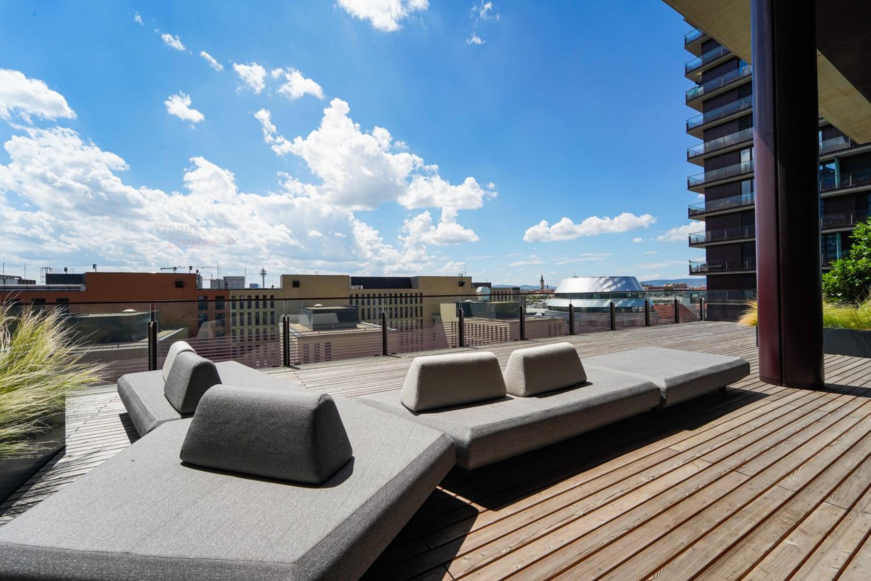 Great apartment with view and heated rooftop Pool