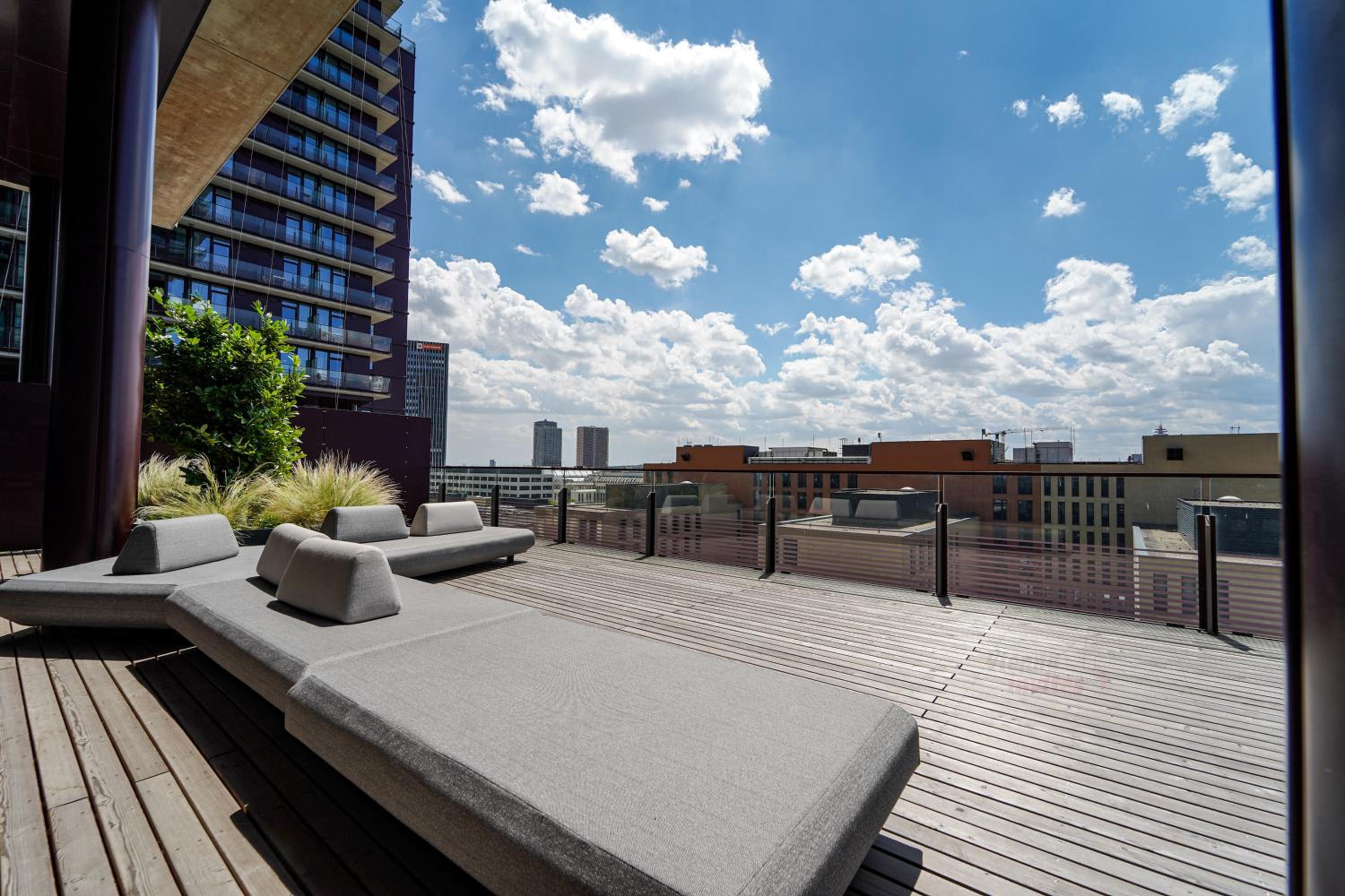 Great apartment with view and heated rooftop Pool